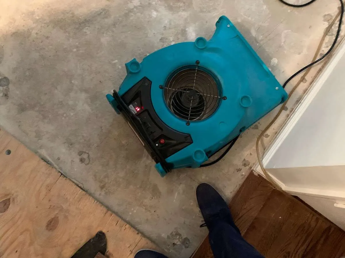 Air mover drying subfloor during Leak Detection & Repair in Nashville